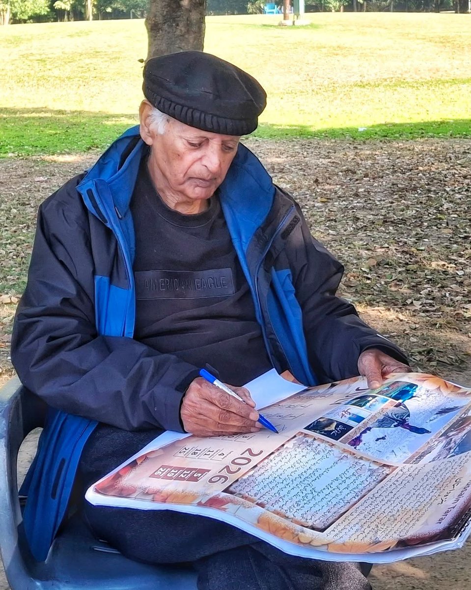 وہ کہنے لگے کہ ماں کے قدموں تلے تو جنت ہوتی ہے باپ کے قدموں میں کیا ہوتا ہے ، تو میں نے کہا تھا کہ باپ کے قدموں میں ایک پھٹا ہوا جوتا ہوتا ہے جو اپنی اولاد کی خاطر رزقِ حلال کمانے کے دوران دربدر ہوتے گھس جاتا ہے....!!”

مستنصر حسین تارڑ
 “تارڑ نامہ” سے اقتباس