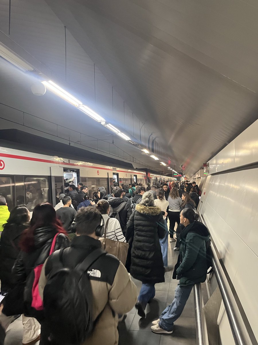 eoiemilio's tweet photo. @C_Arango77 @CercaniasMadrid @oscar_puente_ Cada día es una aventura, trenes que tardan en aparecer 15-20m atestados y muy lentos, mejor unas imágenes https://t.co/sXFtT69B69
