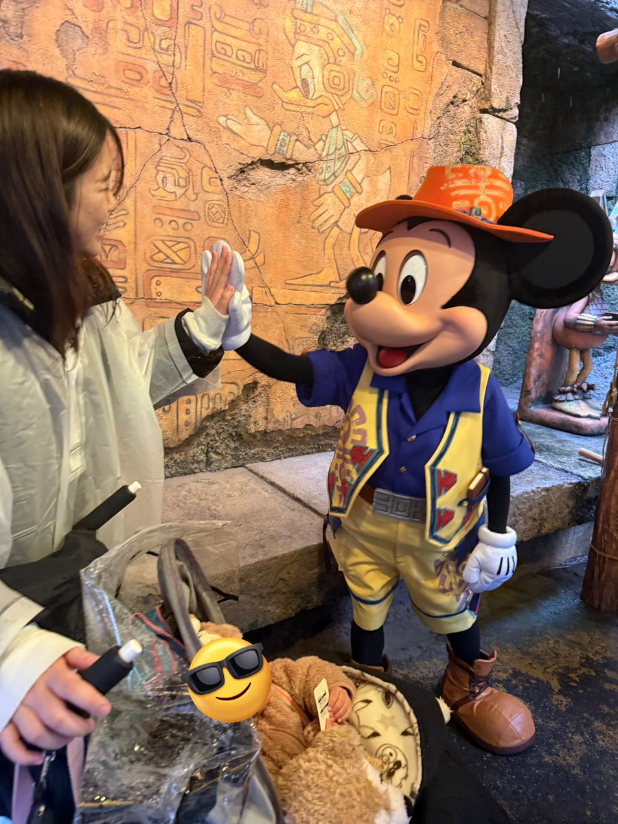 D00009966's tweet photo. 雨ディズニー、普通の時にはないイライラがあったりしたけどミッキーさんに会えてハピハピ https://t.co/giiJTe4A3V