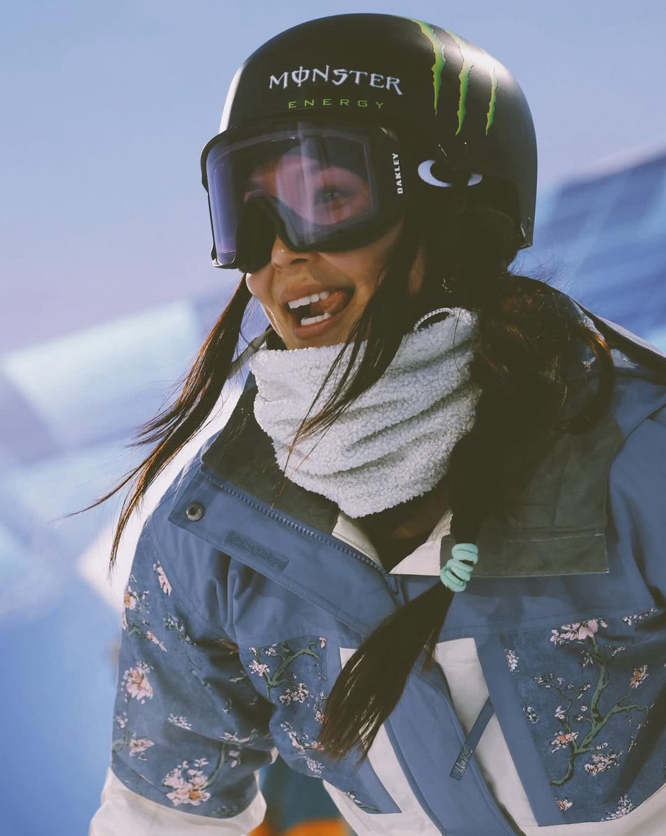 suricidal's tweet photo. good morning everyone it’s chloe kim day https://t.co/YmzCAsfLx6
