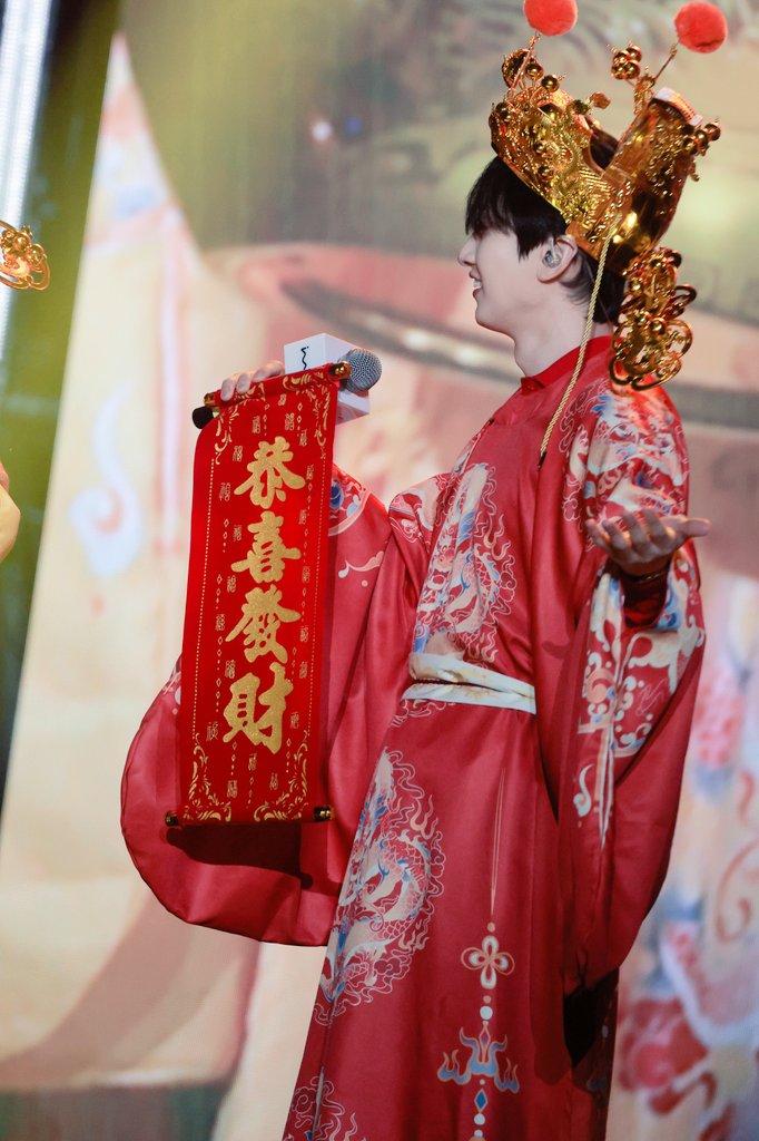 ELF2005116's tweet photo. 问:你的新娘去哪里了
答:在那边热演皇帝ing
#DONGHAE #EUNHYUK
#동해 #은혁
#SuperJuniorDnE https://t.co/eXQbZ7zHY8