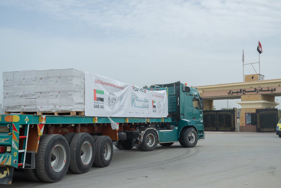 ضمن «الفارس الشهم 3».. دخول أول دفعة من مساعدات «سفينة صقر الإنسانية» إلى غزة بعد (4) أيام من وصولها إلى العريش.
وجاء دخول الدفعة الأولى ثمرةً لجهود مكثفة بذلها فريق المساعدات الإنسانية الإماراتي في العريش.
وتأتي هذه المساعدات هدية من مؤسسة صقر بن محمد القاسمي للأعمال الخيرية