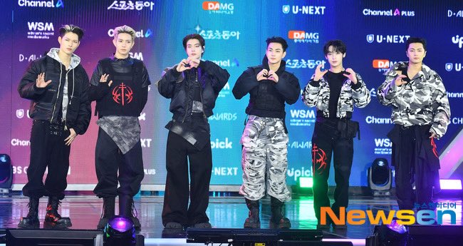 EN7ernally's tweet photo. #ENHYPEN AT THE 2ND D AWARDS RED CARPET ✨ https://t.co/fozMxhg0l3