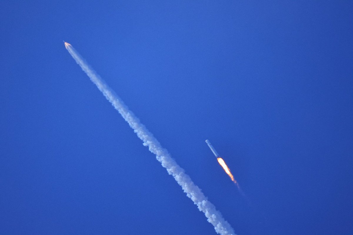 AJ_FI's tweet photo. China performed a successful in-flight abort test of the Mengzhou crew spacecraft and a reentry, powered descent and splashdown of a first stage CZ-10A today. Big step for its lunar and human spaceflight programs. https://t.co/rXOz6kx7Ay