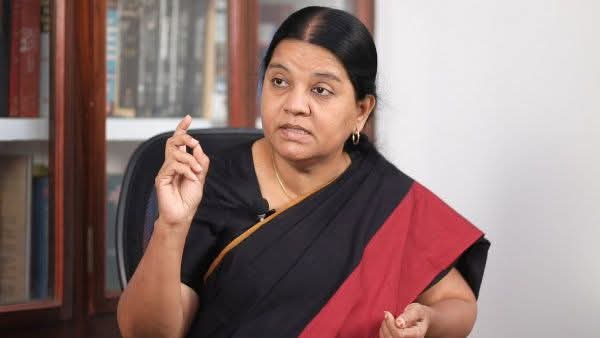 TheBluePen25's tweet photo. அருள்மொழினு ஒரு வக்கீல் இருக்காங்க, அவங்க தான் திகாவின் தீயான தோழர்.....

சமீபத்தில் ஏதோ ஒரு வெள்ளைக்காரனை பி���ித்து வைத்து, அவங் கிட்ட இமிகிரேஷன் ஃபார்மில் உங்க நாட்டுக்கு வரும் இந்தியர்களிடம் சாதியை மணநிலையில் உள்ளவரா என்பதையும் சேர்க்க வேண்டும், தீண்டாமை கடைபிடிப்பவரா என்பதையும் சேர்க்க வேண்டும் அப்படின்னு கேட்ட ஒரு வீடியோ பரப்பி விட்டு இருக்காங்க.....

நல்ல விஷயம் தான், தீண்டாமை தடை செய்யப்பட வேண்டியது. தீண்டாமை கடைபிடிக்கும் யாரும் உலகத்தில் வாழ அருகதை அற்றவர்கள் தான்........

வெள்��ைக்கார ஆபிசரை பிடிச்சு, அவங்க கிட்ட இந்த கோரிக்கை வைக்க தெரிஞ்சவங்களுக்கு, அவங்க இருக்கும் இடத்திலிருந்து ஒரு ஆட்டோ பிடிச்சு போய் முப்பது நிமிஷம் பயணத்தில் இருக்கும் சேகர்பாபு வீட்டுக்கு போயி, “தீண்டாமை கடைபிடிக்காதடா, உன் பொண்ணை சாதி அடிப்படையில் துரத்தாதடா” அப்படின்னு சொல்றதுக்கு நேரமில்லை.........

அதே அம்மையாருக்கு ஒரு இருபது நிமிஷம் பயணம் செய்து போயி, உதய அண்ணா கிட்ட “யோவ், இந்த கவுண்டர் ஆளுங்க மீட்டிங்க்ல போயி கவுண்டர், கவுண்டர் என்று சொல்லி கூப்பிடுவது சாதிய மனநிலை அத செய்யாது நீதான் நான்காம் ஈரவெங்காயம் உன்��யத்தான் நம்பியிருக்கோம்னு” சொல்றதுக்கு நேரமில்லை.......

அப்படியே “நம்ம கௌடாவான்னு” கேட்ட அப்பாக்கிட்ட போயி, அப்படியெல்லாம் “சாதி” சொல்லி பேச கூடாது, அது தப்பு அப்படின்னு சொல்றதுக்கு நேரமில்லை......

எவனோ ஒரு வெள்ளைக்காரன், அவனை பிடித்து வைத்து, அவனுக்கு பாடம் எடுத்துட்டு இருக்கு அந்த அம்மா.....

செலின் கவுண்டர் செலின் கவுண்டர்னு  ஒரு பொண்ணு, அது தன் அப்பாவோட சாதி பேரை பின்னாடி சேர்த���துருப்பாங்க போல , கோவிட் காலத்துல ஏதோ ஒரு அமெரிக்க அரசாங்க அமைப்புல பணியமர்த்தப்பட்டுச்சு. இங்கே இருந்த முற்போக்கு மண்டைங்க அமெரிக்கா வரை அவு��்து போட்டு ஆடிச்சிங்க.....

 அதை அவர்கள் தான் ஷிவ் 'நாடார்' என்ற ஒருத்தர் பணத்துல மதுரையில அப்பாவுடைய அப்பாவுக்கு லைப்ரரி கட்டின போது கம்முனு இருந்தானுங்க.......

தமிழக கொல்டி அமைச்சர்கள் ஒவ்வொருத்தரா சாதி சங்க மாநாட்டில் போயி “நுவ்வு நாவாடே, நாக்கு அக்கட தேசம்” என்று பேசும்போது மூடிட்டு உட்கார்ந்து இருந்தானுங்க.....

தமிழ்நாட்டில் சாதி ஒழிப்போம்னு சுத்துற, சாதி ஒழிப்போம்னு கத்துற அனைத்து முற்போக்குவாதிகளும் நேரம் தகுந்து ஆட்டம் போடும் வெறும் சில்லறை சில்லாட்டைகள் தான்....

Fb post by @குமரி கிழவனார்