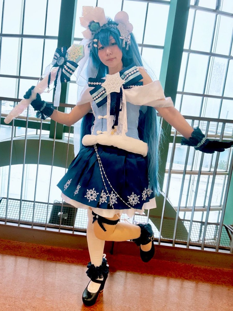 chs_cos's tweet photo. 速報も上げてませんでしたが、SNOW MIKU2026は去年完成間に合わなかったクリスタルちゃんを完成させて無事出してきました❄️

本音言うならウィッグ加工ちゃんとやりたかった😂今回は間に合わなくて目を伏せた😌

次の参加イベントは未定だけど、どこかでリベンジ出来たらいいな！ https://t.co/hFiq3GmhT0