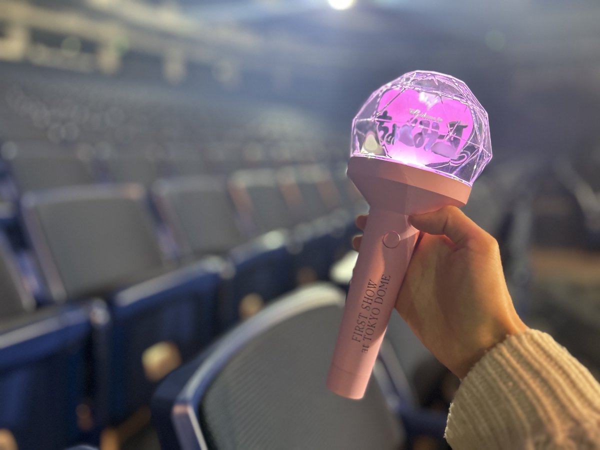 ペンライトの場内販売、コラボドリンクの販売している売店も混雑してき