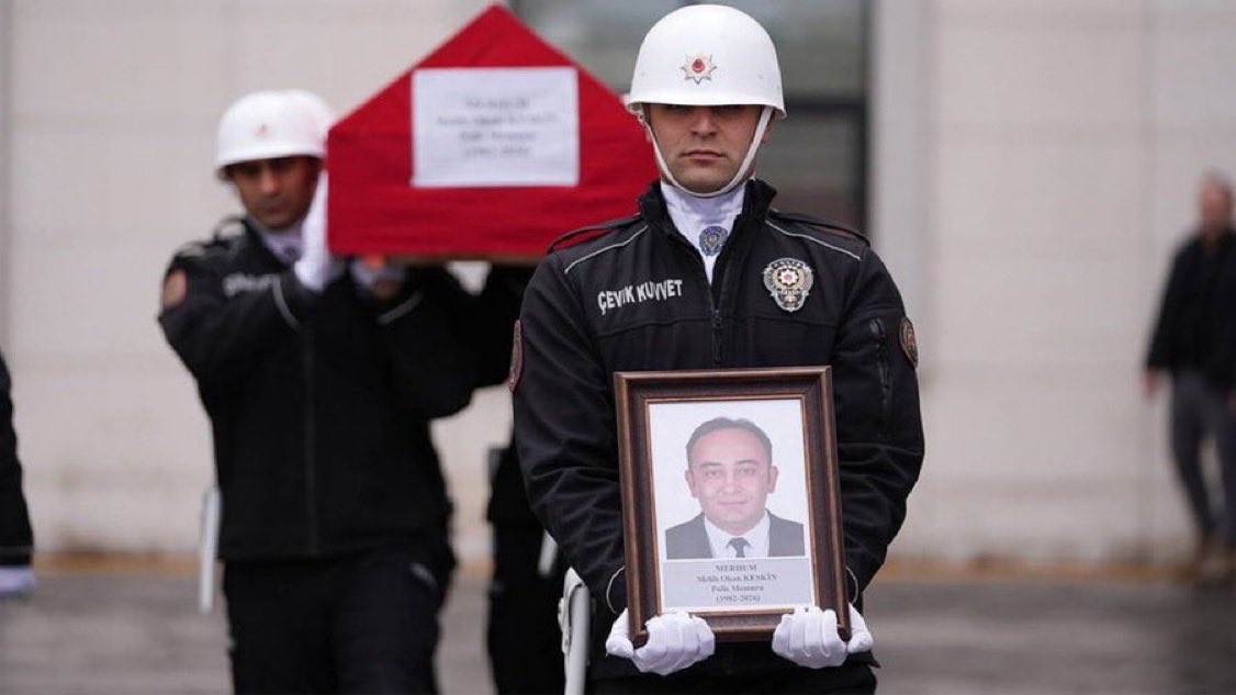 Ankara’da TÜVTÜRK çalışanları, aracını muayeneye getiren polis memurunu döverek öldürmüş

Bugün Aracınızı,
İstediğiniz yerden alabilir, sigorta, kasko yaptırabilir, istediğiniz yerde tamir ettirebilirsiniz, egzoz emisyonunu dilediğiniz yerde yaptırırsınız

Ancak Araç muayenesini