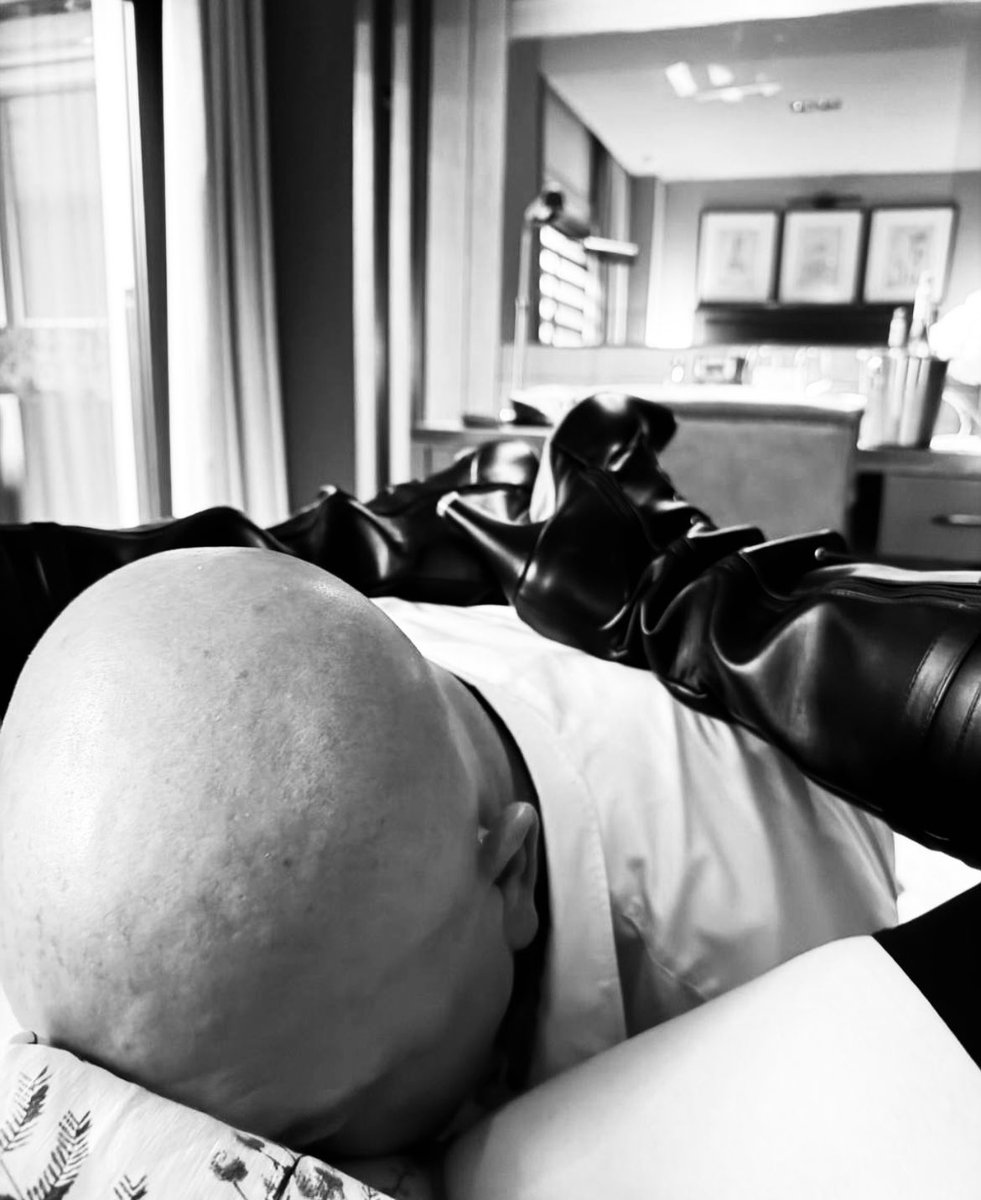 Day 11 of #FebruElle hosted by <a href="/JstCallMeElle/">𝐸𝑙𝑙𝑒 💕💋</a> <a href="/Girl15Gone/">GoneGirl15</a> and  <a href="/DarkBoudoirtwo/">After_Dark_adventures</a> and myself is #kissme  Absolutely