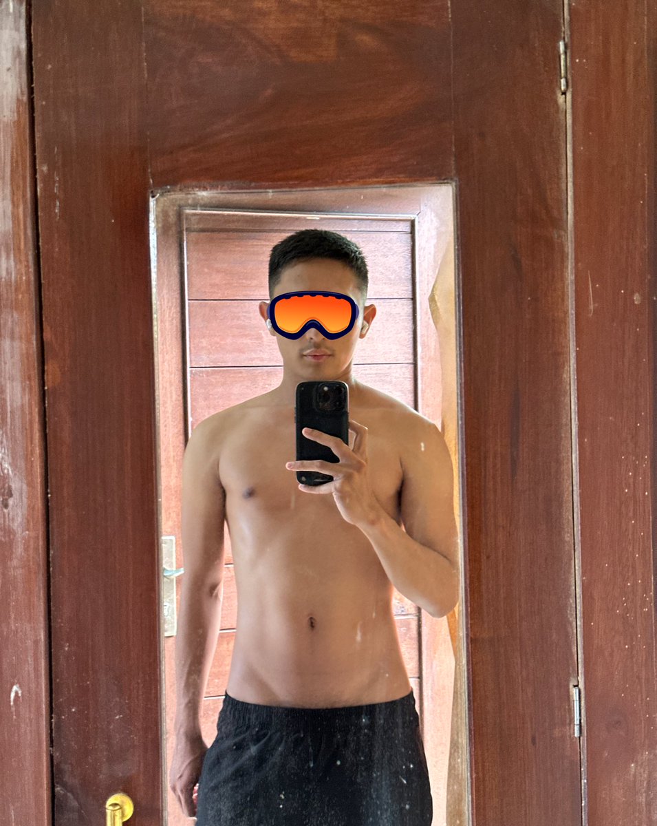 R ⬆️ tweet media