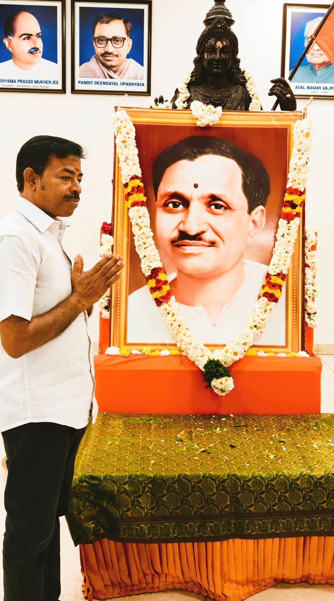bjp_central's tweet photo. மரியாதைக்குரிய பண்டிட் தீனதயாள் உற்பத்தியாயா அவர்களின் நினைவு நாளை முன்னிட்டு மாநில பாஜக அலுவலகத்தில் அவரது உருவப் படத்திற்கு புஷ்பாஞ்சலி செய்து மரியாதை செய்தபோது மாநில அமைப்பு பொதுச் செயலாளர் கேசவன் விநாயகம் அவர்கள மாநில செயற்குழு உறுப்பினர் திரு கே விஜய ஆனந்த் அவர்கள் https://t.co/wOWBciwTS2