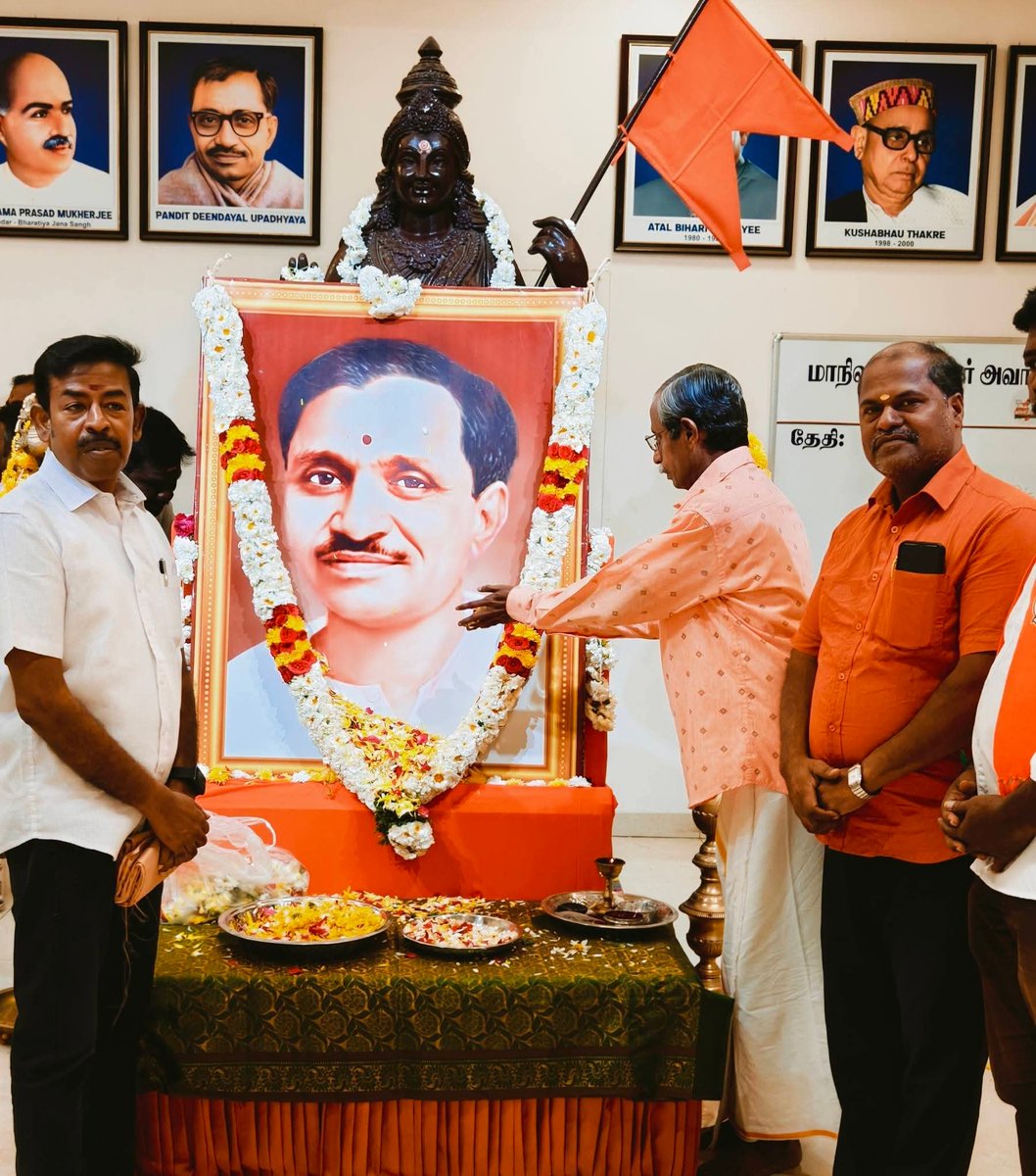 bjp_central's tweet photo. மரியாதைக்குரிய பண்டிட் தீனதயாள் உற்பத்தியாயா அவர்களின் நினைவு நாளை முன்னிட்டு மாநில பாஜக அலுவலகத்தில் அவரது உருவப் படத்திற்கு புஷ்பாஞ்சலி செய்து மரியாதை செய்தபோது மாநில அமைப்பு பொதுச் செயலாளர் கேசவன் விநாயகம் அவர்கள மாநில செயற்குழு உறுப்பினர் திரு கே விஜய ஆனந்த் அவர்கள் https://t.co/wOWBciwTS2