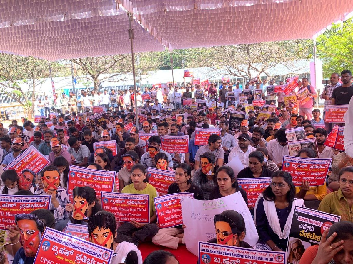 ಯುವಕರನ್ನು ಮತ್ತೇ ಬೀದಿಗೆ ತಂದ ರಾಜ್ಯ ಸರಕಾರ...!

ರಾಜ್ಯದಲ್ಲಿ ನೇಮಕಾತಿ ಇಲ್ಲದೆ ಯುವ ಸರ್ಧಾರ್ಥಿಗಳು ನೇಮಕಾತಿ ಮಾಡುವಂತೆ ಸರಕಾರಕ್ಕೆ ಆಗ್ರಹಿಸಿ ಪತಿಭಟನೆ ನಡೆಸುತ್ತಿದ್ದಾರೆ.
<a href="/BJP4Karnataka/">BJP Karnataka</a> <a href="/Nishkama_Karma1/">Nishkama_Karma</a> <a href="/ITSCK47/">Kr!§hhh_ಚೇ 👑</a> <a href="/INCKarnataka/">Karnataka Congress</a> <a href="/AKSSAofficial/">AKSSA OFFICIAL</a> <a href="/BasanagoudaBJP/">Basanagouda R Patil (Yatnal)</a> <a href="/RAshokaBJP/">R. Ashoka</a>