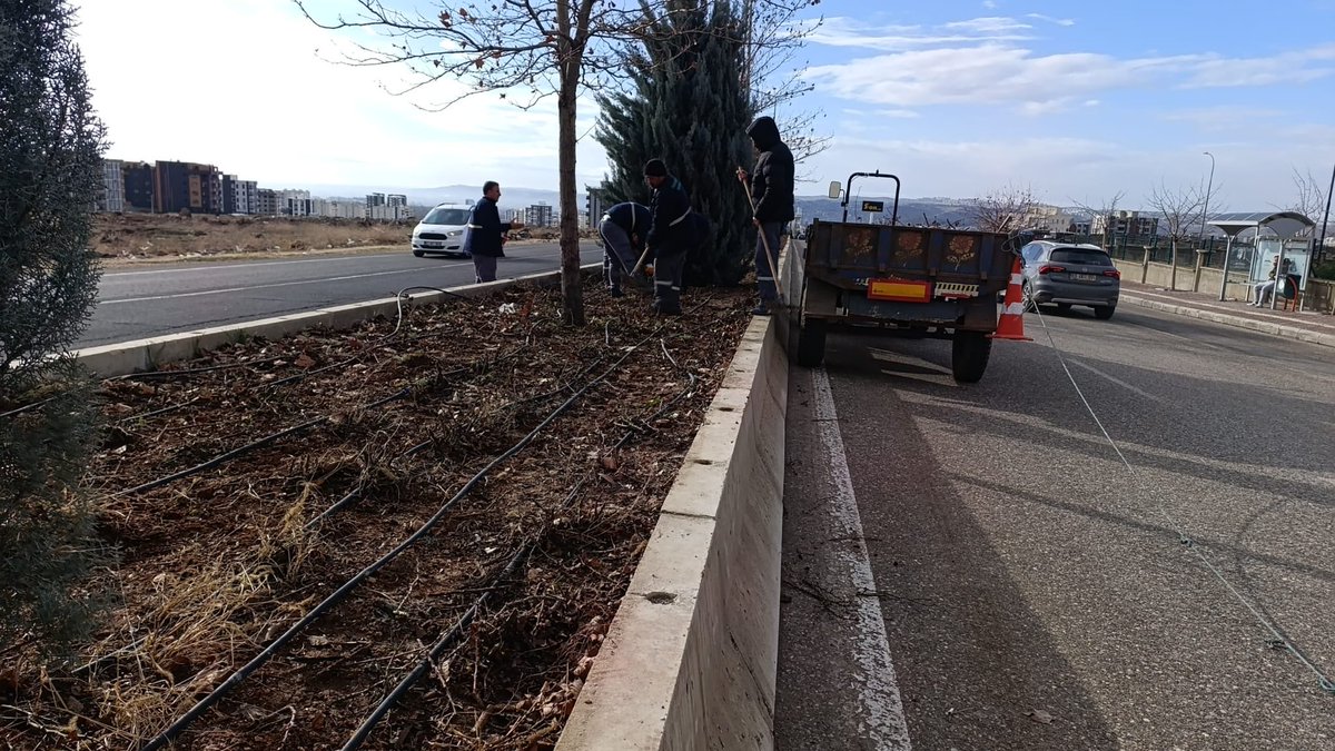 📍Şehit Abdulselam Halat Bulvarı ❤️

Park ve Bahçeler Dairesi  Başkanlığına bağlı ekiplerimiz;👷🚧👷

 Gül budama ve yabancı ot temizliği çalışmalarını hız kesmeden sürdürmektedir.🌸🌺🌼

#YeşilŞehirŞanlıurfa 

<a href="/sanliurfabld/">Şanlıurfa Büyükşehir 🇹🇷</a> 
<a href="/halilaldeniz_/">Halil Aldeniz</a> 
<a href="/Tuba_Yaygin/">Tuba Yaygın</a> 
<a href="/sukrukaracads/">şükrü karaca</a>