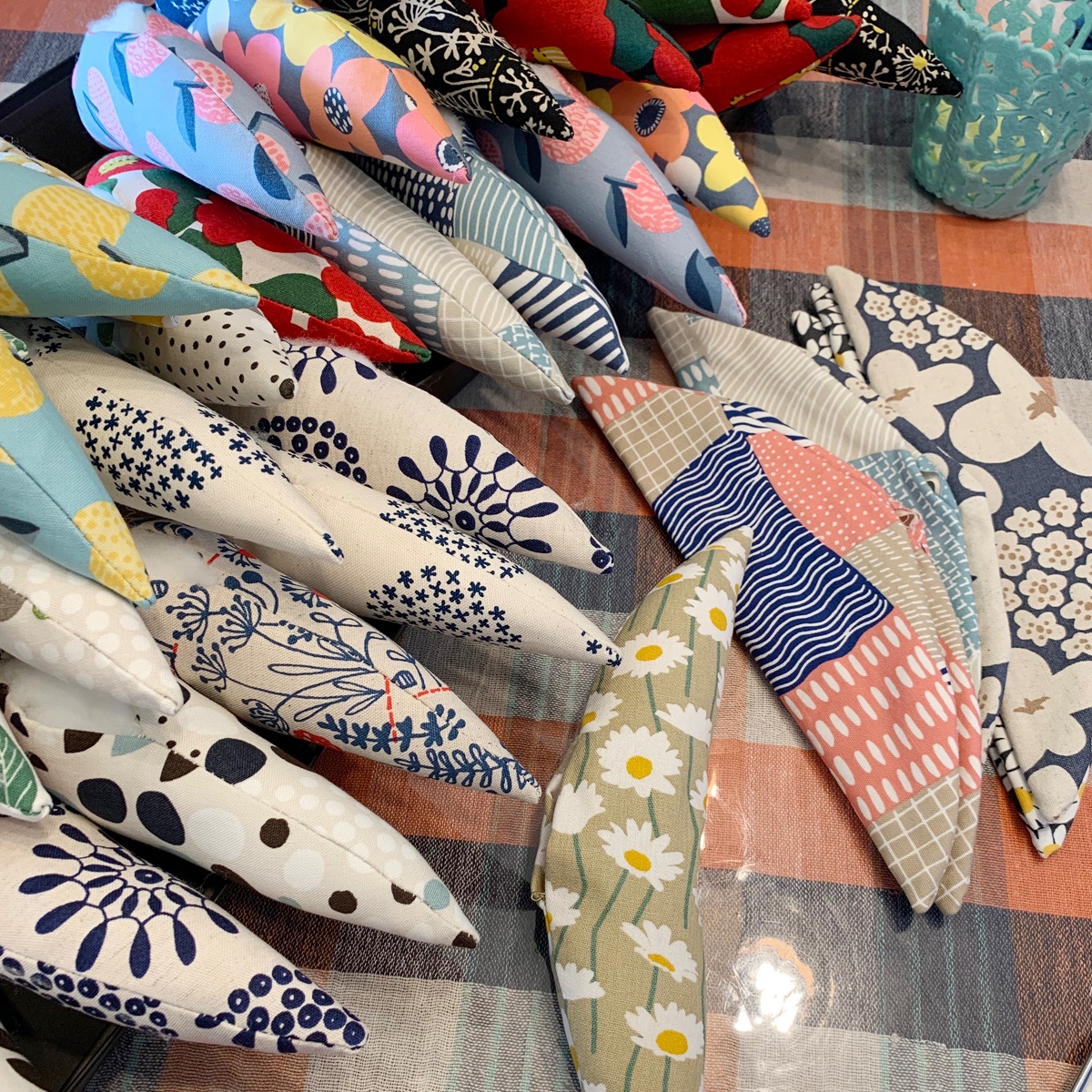 いよいよ今週末はちよだ猫まつりです！

モリモリとケリグルミができております💪
資材と時間の関係で今年はちょっとザブ少なめですが、せっせと手を動かしてます🪡🧵

#neko #cat #handmade #ハンドメイド #ネコザブ #ハコザブ #ケリグルミ #ネコノコ #catbed #猫ベッド #plusgraph
#ちよだ猫まつり