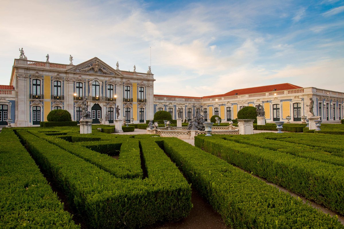 alentejo_1970's tweet image. Há lugares que não se visitam. Sentem-se.
Em #Sintra, os caminhos parecem conduzir sempre a um encontro com a natureza, com a história, com aquilo que ainda acreditamos ser possível.
Entre neblinas, palácios, as vidas cruzam-se.
Como se o sonho soubesse o caminho antes de nós.