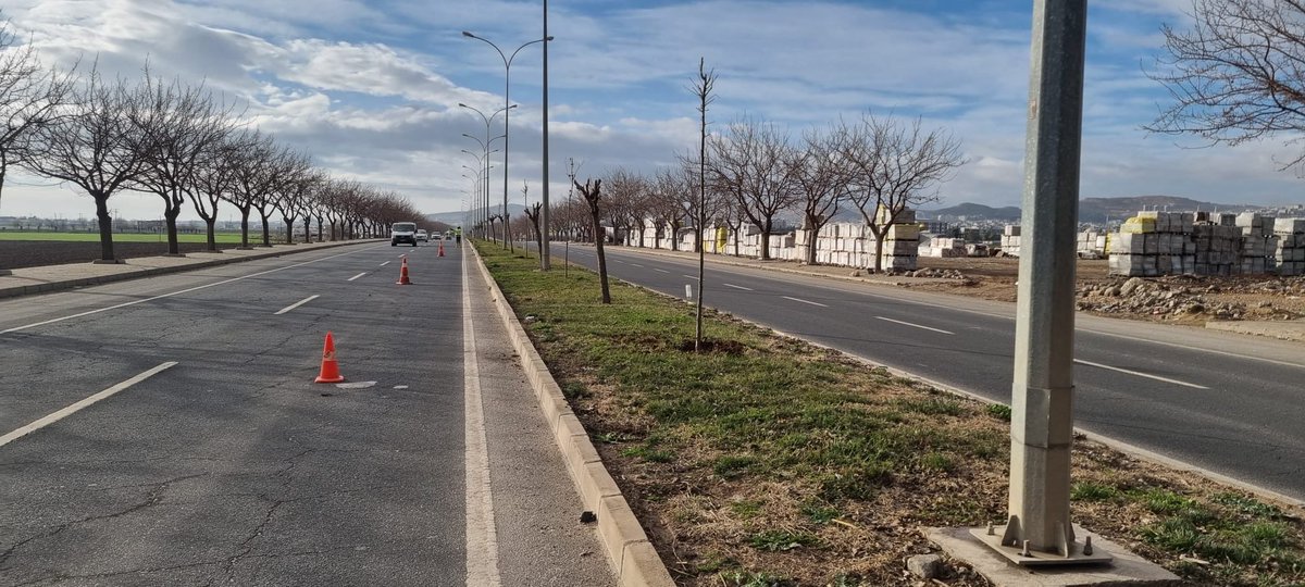 📍Akçakale Çevre Yolu ❤️

Park ve Bahçeler Dairesi  Başkanlığına bağlı ekiplerimiz;👷🚧👷

 Ağaç dikimi çalışmalarını hız kesmeden sürdürmektedir.🌲

#YeşilŞehirŞanlıurfa 

<a href="/sanliurfabld/">Şanlıurfa Büyükşehir 🇹🇷</a> 
<a href="/MithatCanKutluc/">Mithat Can KUTLUCA</a> 
<a href="/halilaldeniz_/">Halil Aldeniz</a> 
<a href="/Tuba_Yaygin/">Tuba Yaygın</a> 
<a href="/sukrukaracads/">şükrü karaca</a> 
<a href="/musadokuz_/">Musa dokuz</a>
