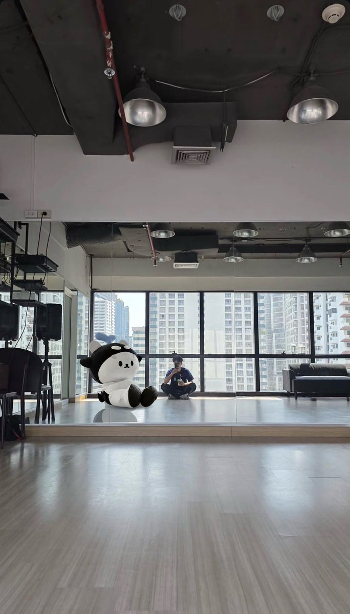 ซังไปนั่งเฝ้าปะป๊าซ้อมมมมม

 #Tawan_V
#POLCASAN #ยัยซัง