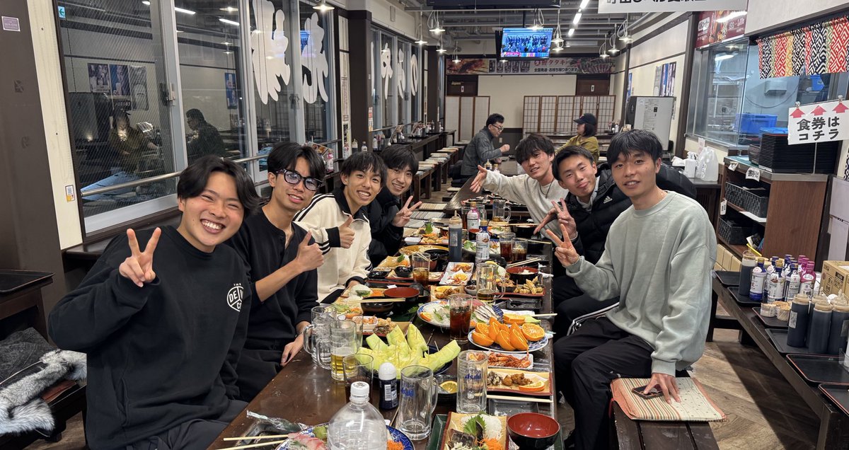 Suisan9640's tweet photo. 先日、青山学院大学陸上競技部の方々がご来店くださいました

今年の駅伝で大活躍だったシン・山の神こと黒田朝日選手と肩なんか組ませてもらったりなんかしちゃいました

今週末の龍馬マラソンではペースランナーを務められるそうなので、先頭を眺めてようと思います

ご来店ありがとうございます🤲 https://t.co/xgv2O32pnC
