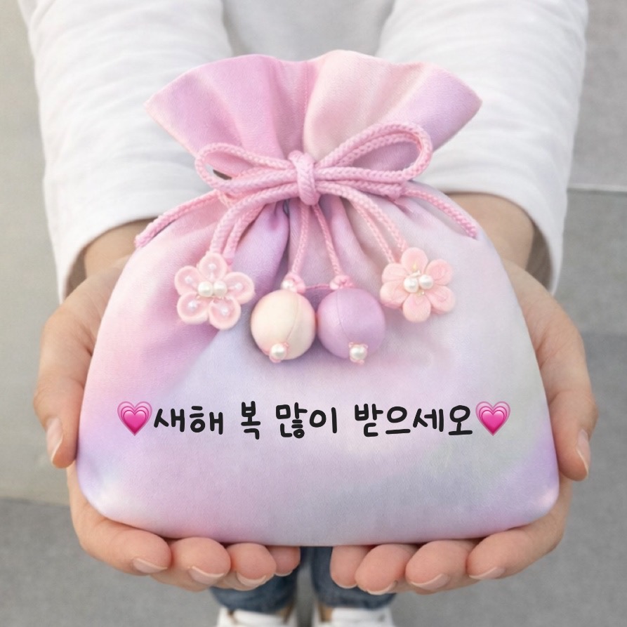 Arocell_X's tweet photo. [Event]
맛있는 음식🍽️과 행복 가득한 설을 위해
아로셀이 선물 준비했어요!🧧

💝당첨 선물-  아로셀 슈퍼 콜라겐 탄력 BOX

🩷슈퍼 콜라겐마스크팩 4매입 1BOX
🩷슈퍼 콜라겐 비비 크림
🩷슈퍼 콜라겐 버블 세럼 마스크
🩷슈퍼 콜라겐 글로우 젤 마스크
🩷슈퍼 콜라겐 랩핑 마스크

📌이벤트기간: 02월11일(수) ~ 2월19일 (목)
📌당첨인원 : 총 3명
📌당첨 발표: 02월 20일(금)  *개인 DM 안내

💗참여 방법
아로셀 팔로우 + 게시글 인용 후🍽️설에 가장 먹고 싶은 음식🍽️ 남기기!!
설날에 맛있는것도 많이 먹구😋
밀린 잠도 푸데푸데 자구💤
행복한 설 되세요~ 💗(╹◡╹💗)