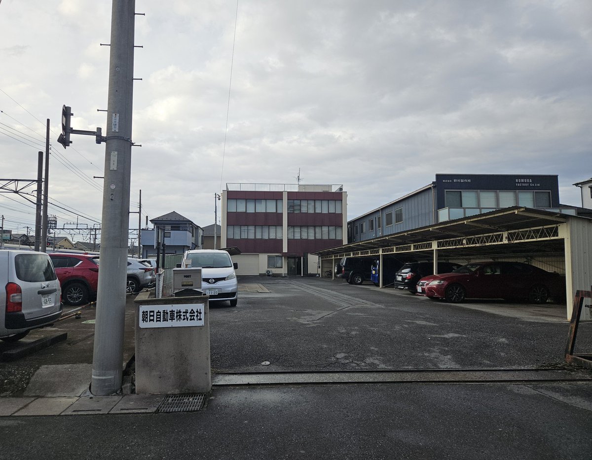 春日部新社屋への本社事務所移転が告知された朝日自動車、見納めとなる？大袋の現本社事務所は 北関東各地に拡がる路線バスグループの中枢(管理本部は押上ですが)とは思えぬ小ぢんまりとしたものですが、戦時中の陸運統制令や平成の東武バス網縮小を経て形を変え続いてきた企業らしさでもありました。