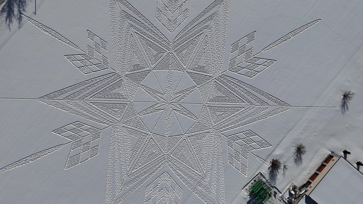 nakasatsunaikan's tweet photo. こんにちは！
大雪原に描く一度きりの冬の芸術

快晴に恵まれた日に撮影しました！
広大な日高山脈とスノーアート♦

スノーアートは2月14日(土)まで楽しめます！
スノーアーティストがたった一人で作り上げるスノーアートをお楽しみください👍 https://t.co/FX2dZYjLaI