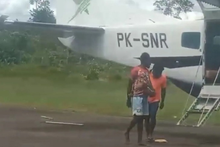 Police said a pilot and co-pilot were killed after alleged separatists shot at a Cessna 208 Caravan EX aircraft operated by Smart Air after landing at the Korowai Airport in Boven Digoel regency, S. Papua at around 11 AM local time today. All 13 passengers were evacuated safely.