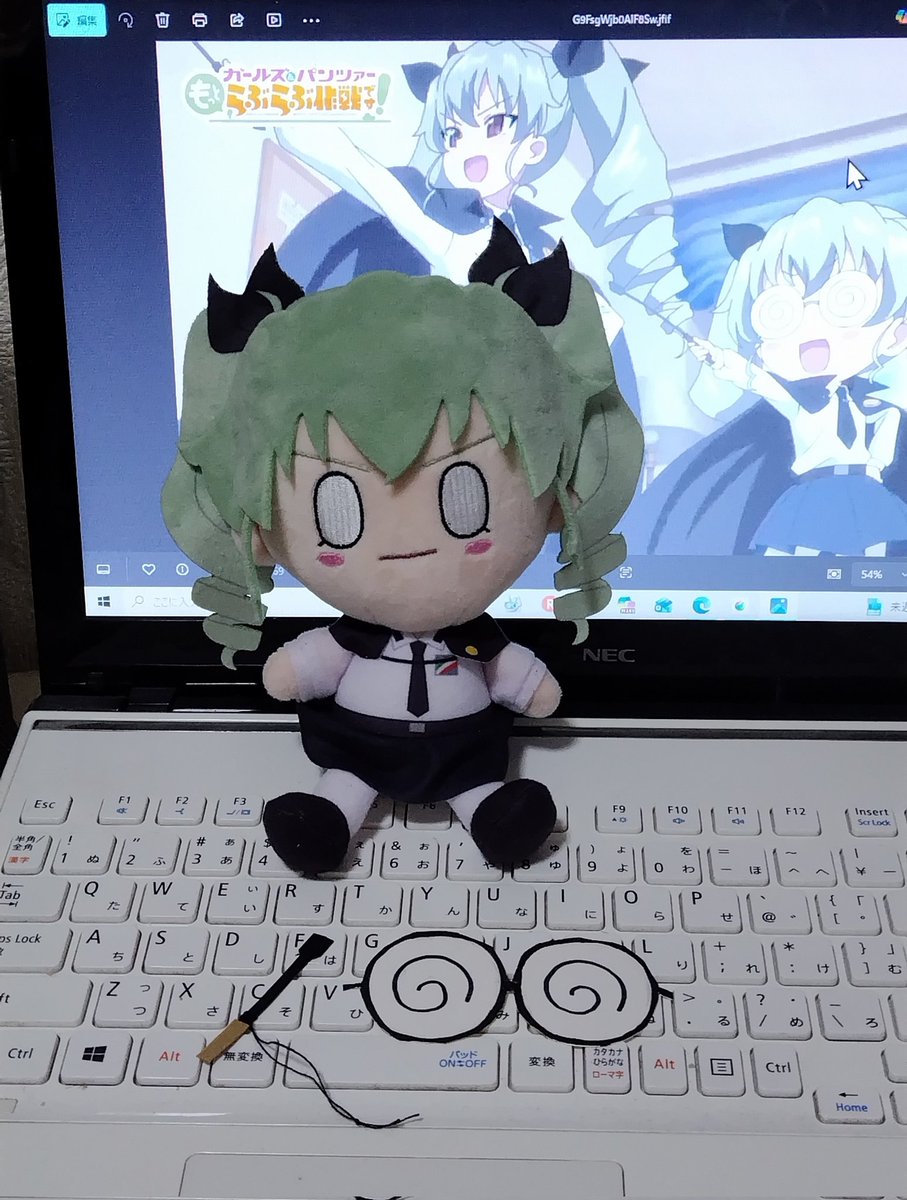 kurageruge3's tweet photo. ミニチョビぬいぐるみにぐるぐるメガネとドゥーチェのシンボルのムチを作ってみました
メガネは白い厚紙にマーカーでメガネを描いて切り抜き前髪に挟んだだけでムチは黒いPPファイル切り抜いてクラフトテープ巻いただけ
手に持たすため糸で作った輪をストラップ状にしてますがもう少し工夫しないと https://t.co/1sqUEs0K17