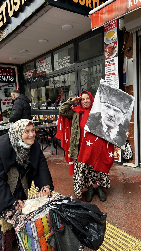 huseyinkurt_'s tweet photo. Arzu kayıp. Arzu her gün Samsun/İlkadım sokaklarında gezer, andımızı okur, son dönemde sırtında Türk Bayrağı, elinde Atatürk posteriyle gezerdi.

Arzu’dan 3 gündür arkadaşları, ailesi, sevdikleri, Samsun esnafı haber alamıyor.

Yakınları kayıp ilanı vermiş. https://t.co/gU1uBqrdX4