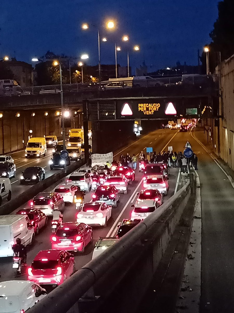 AndreuMumbru's tweet photo. ⚠️Talls de carretera arreu del país!

Cap proposta sobre la taula per part de @salvadorilla i @eniubo 🤷🏻‍♂️ cansats de tant de menyspreu!

Aquesta #VagaEducativa és només el principi, el personal educatiu hem dit prou!

+Salari
+Recursos
-Ràtios
-Burocràcia

#DignifiquemLaProfessió https://t.co/3nctLXUjgz
