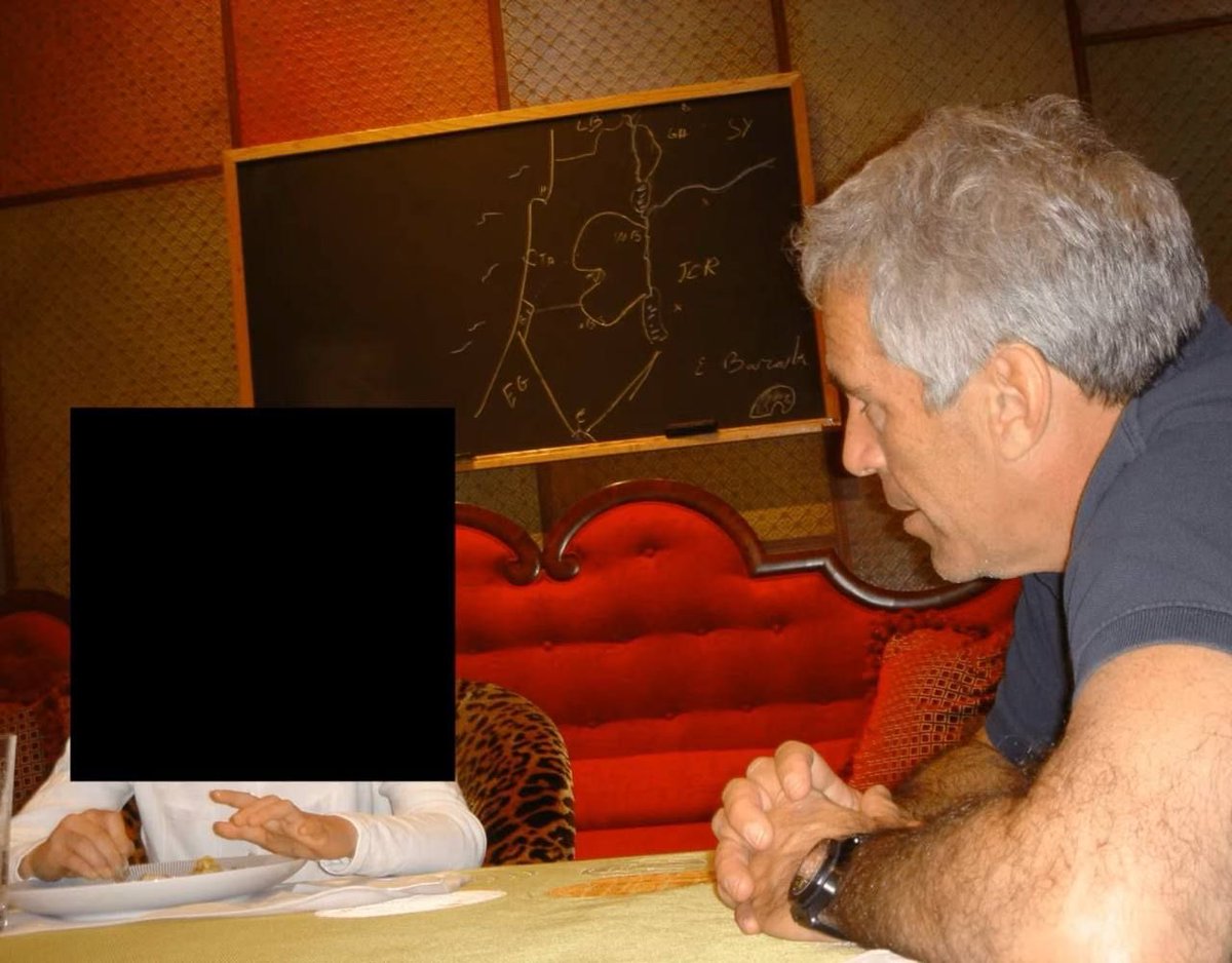 Albertopugilat's tweet photo. Epstein con una niña y un mapa de Israel. https://t.co/dhP5Yp1MrO