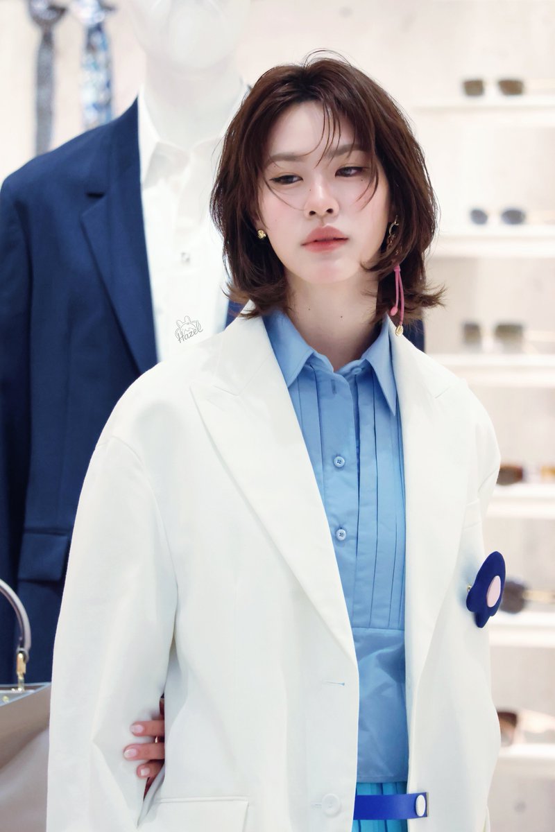 Hazel_07114's tweet image. Everything about her is effortlessly captivating. 🧡🧡

EMI WITH FENDI 2026
#FendixEmi 
@emiamily