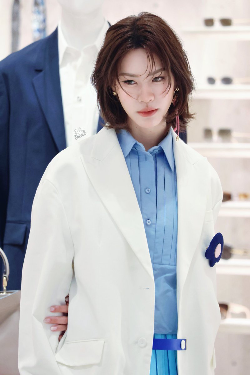 Hazel_07114's tweet image. Everything about her is effortlessly captivating. 🧡🧡

EMI WITH FENDI 2026
#FendixEmi 
@emiamily