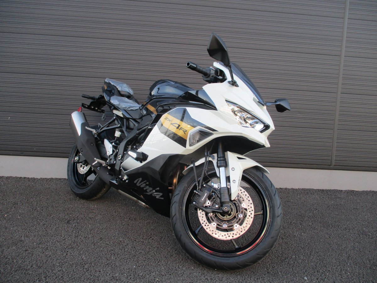 Ninja ZX-4R SE 入荷のお知らせ】 パールロボティックホワイト