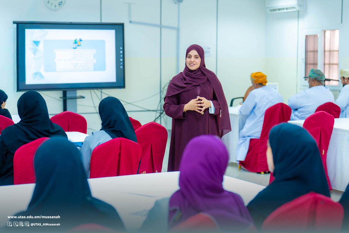 UTAS_AlMussanah's tweet image. نظمت لجنة تنمية الموارد البشرية ورشة تدريبية بعنوان " خلف الكواليس: فن إدارة الفعاليات " قدمتها الفاضلة/ نادية السيابية،مديرة دائرة الفعاليات والتوعية بمكتب محافظ جنوب الباطنة ، هدفت الورشة إلى تمكين المشاركين من اكتساب المهارات الاحترافية لتنظيم وإدارة الفعاليات بمختلف أنواعها،…