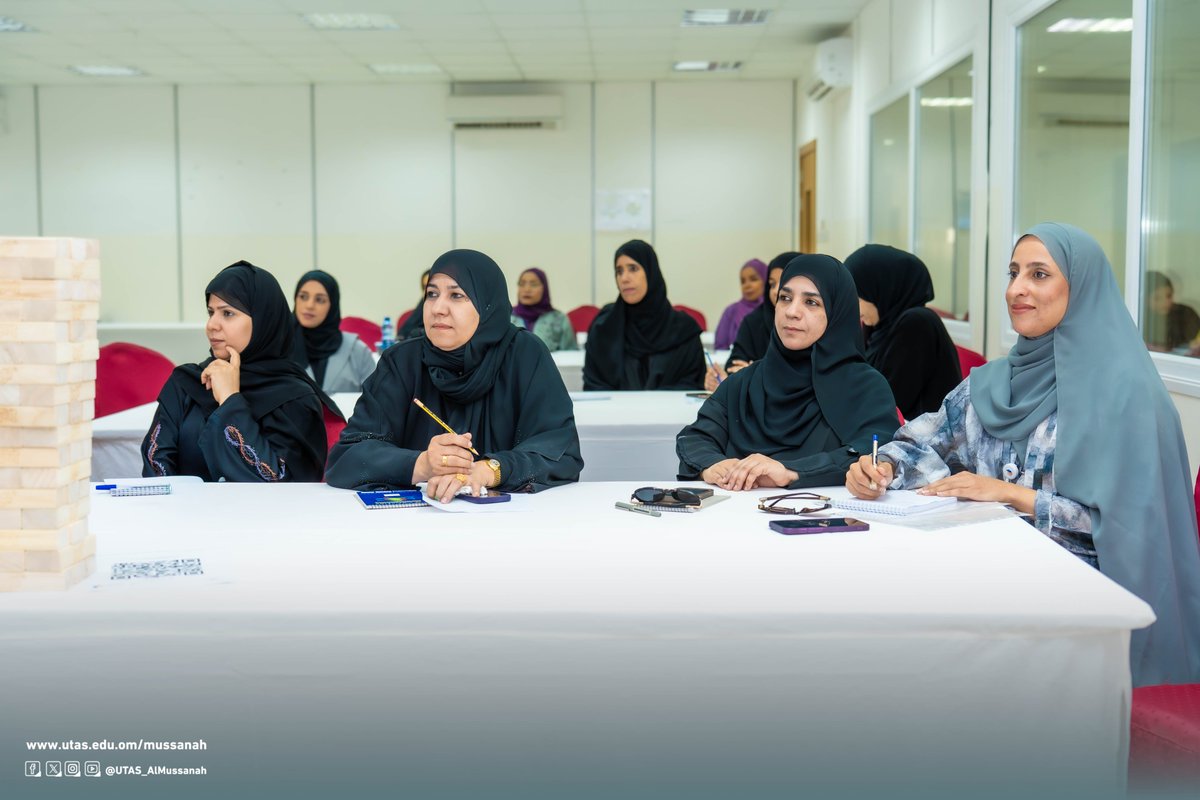 UTAS_AlMussanah's tweet image. نظمت لجنة تنمية الموارد البشرية ورشة تدريبية بعنوان " خلف الكواليس: فن إدارة الفعاليات " قدمتها الفاضلة/ نادية السيابية،مديرة دائرة الفعاليات والتوعية بمكتب محافظ جنوب الباطنة ، هدفت الورشة إلى تمكين المشاركين من اكتساب المهارات الاحترافية لتنظيم وإدارة الفعاليات بمختلف أنواعها،…