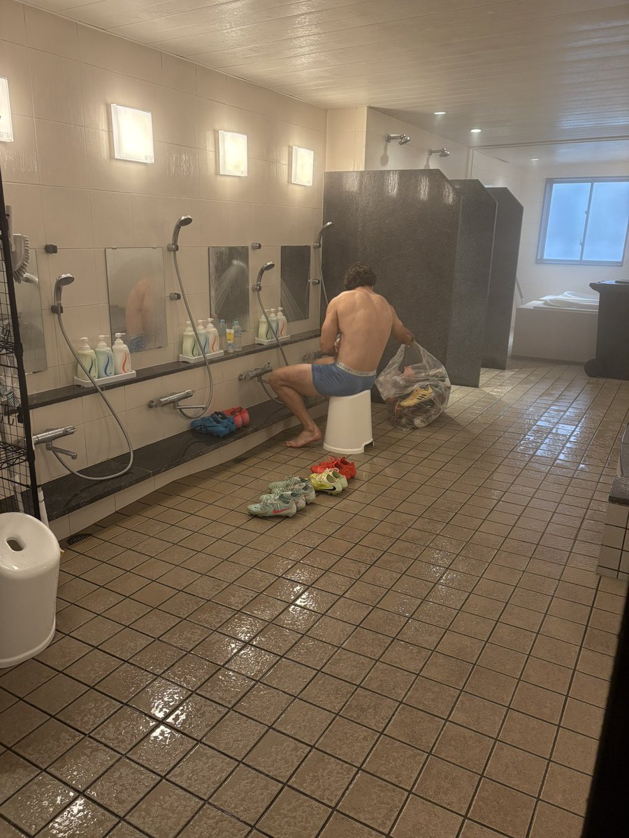 オフの日にクラブハウス行ったらイジーが大量のスパイクを洗ってた。
他の選手が使わなくなったスパイクを一つずつ丁寧に磨いて、ニュージーランドの貧しい子供達に送るとの事。
プレーも人間性も素晴らしい👍