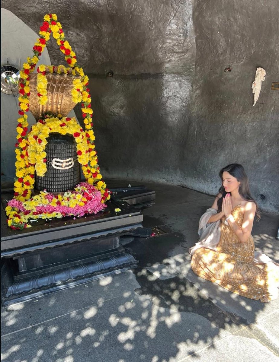 Actress <a href="/donalbisht/">Donal Bisht</a> finds calm, clarity, and spiritual bliss while witnessing divine grace at #ArtOfLiving 🕊️✨ Peace truly begins within 🌼
#DonalBisht #SriSriRaviShankar #Gurudev #Peace #MindBodySoul #PositiveEnergy #Grace