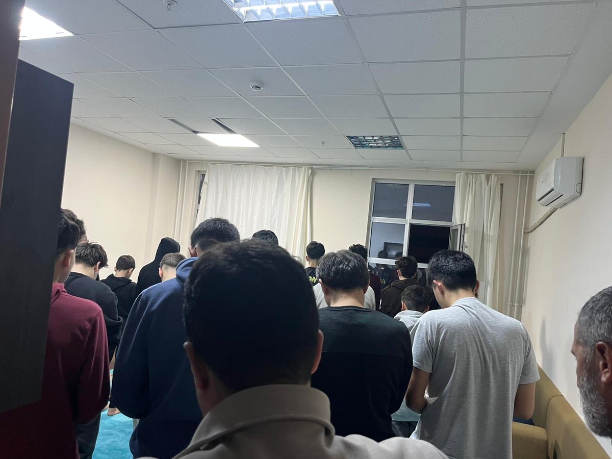 Animder yönetimi olarak Raşit Küçük Anadolu İHL pansiyon öğrencilerimizi ziyaret ettik 🤍

Yatsı namazının ardından hasbihal edip çay eşliğinde güzel bir sohbet gerçekleştirdik ☕🕌

Gençlerimizin samimiyeti ve enerjisi bizlere umut verdi 🌙✨

#Animder #Gençlik