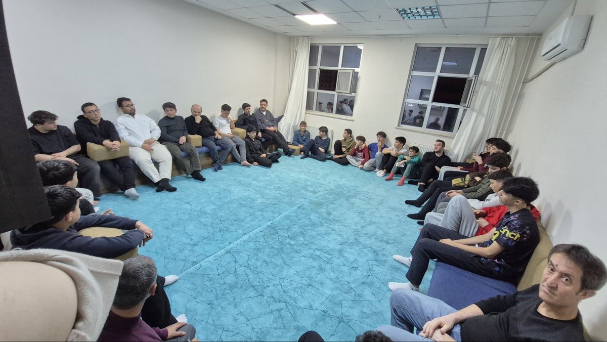 animderihl's tweet photo. Animder yönetimi olarak Raşit Küçük Anadolu İHL pansiyon öğrencilerimizi ziyaret ettik 🤍

Yatsı namazının ardından hasbihal edip çay eşliğinde güzel bir sohbet gerçekleştirdik ☕🕌

Gençlerimizin samimiyeti ve enerjisi bizlere umut verdi 🌙✨

#Animder #Gençlik https://t.co/Fvqxiz8sWP