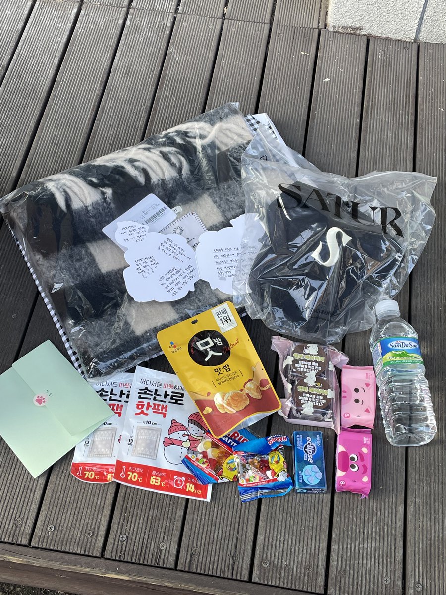 S_yeyeluv's tweet photo. 신예은 디어워즈 역조공 미침
옌돈옌산 목도리 모자랑 직접 굴린 두쫀쿠래… https://t.co/iqBfOEdWtQ