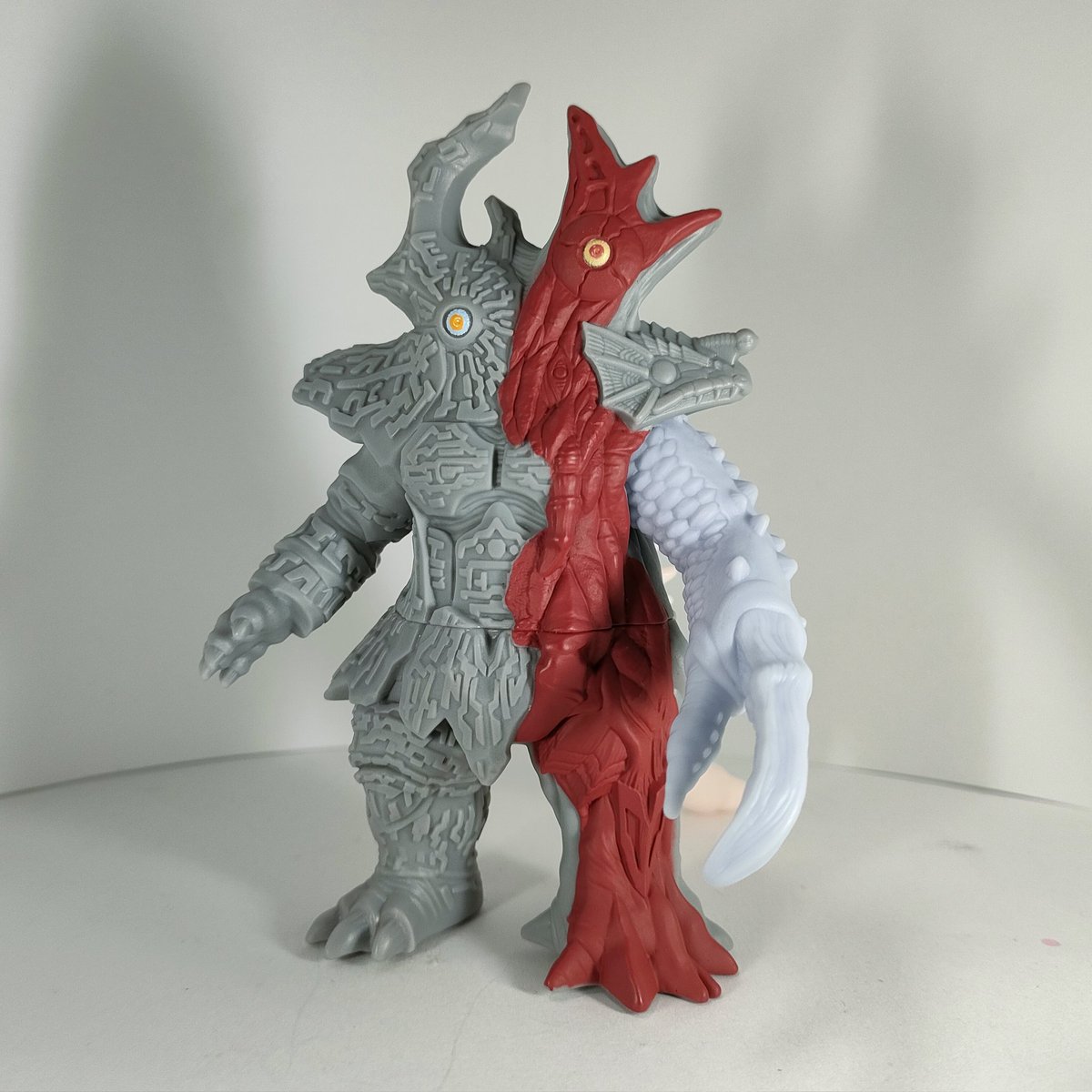 ウルトラ怪獣シリーズ226より
冥府闇将軍獣ヘルナラクのソフビをリペイントしました。
石像と生命体のキメラ合体したような姿、ヒーロー番組の敵としては最高なデザインだと思います。
#あなたのソフビ紹介