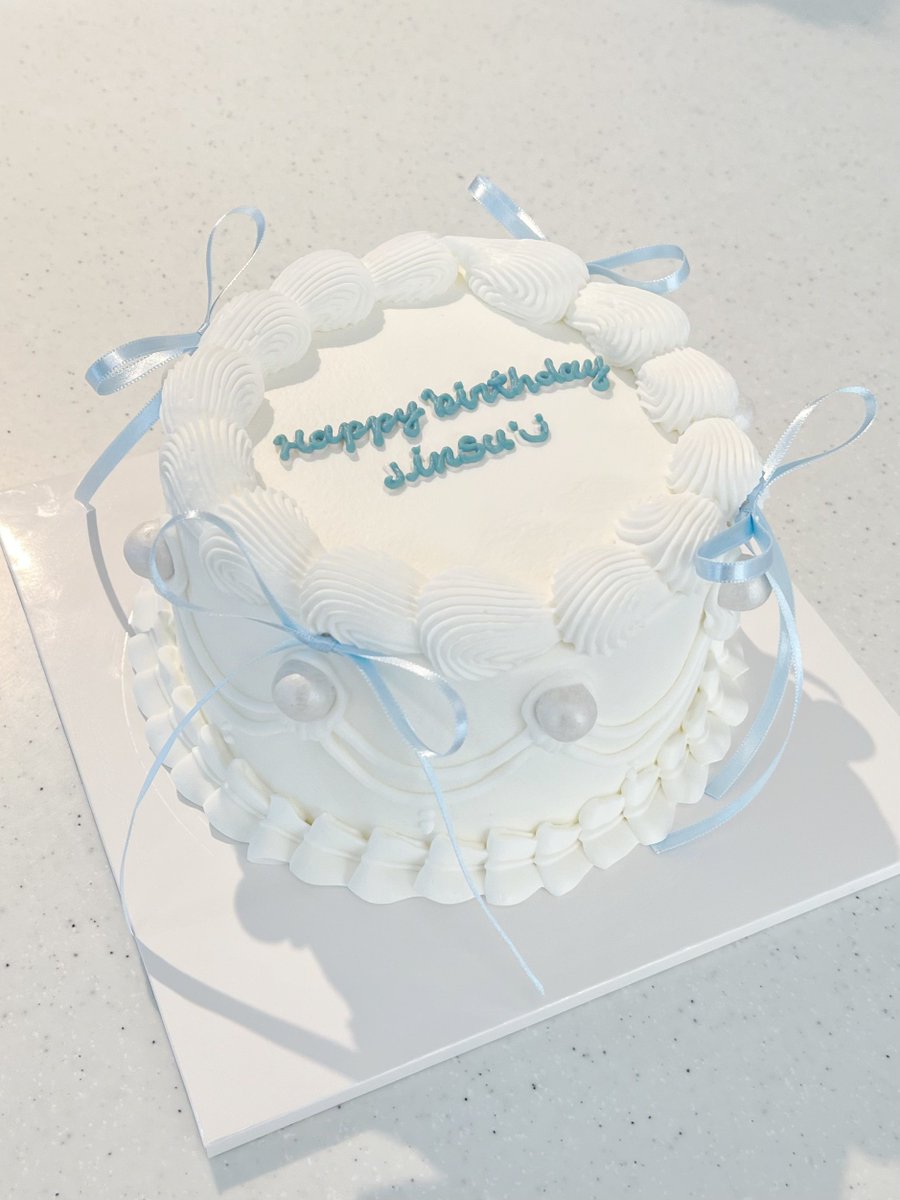 매일 연습에 매진하는 진스에게 연습 스튜디오를 선물하고 싶습니다🎁
초콜릿과 물도 많이 비축하고, 작사도 집중해서 할 수 있도록!
다시 한 번 생일 축하해!!
올해도 많이 노래 들려줘!사랑해💗

#루네이트 #LUN8 #진수 #JinSu
#해피진수데이 #HAPPYJINSUDAY
#진수를_위한_상상_생일선물