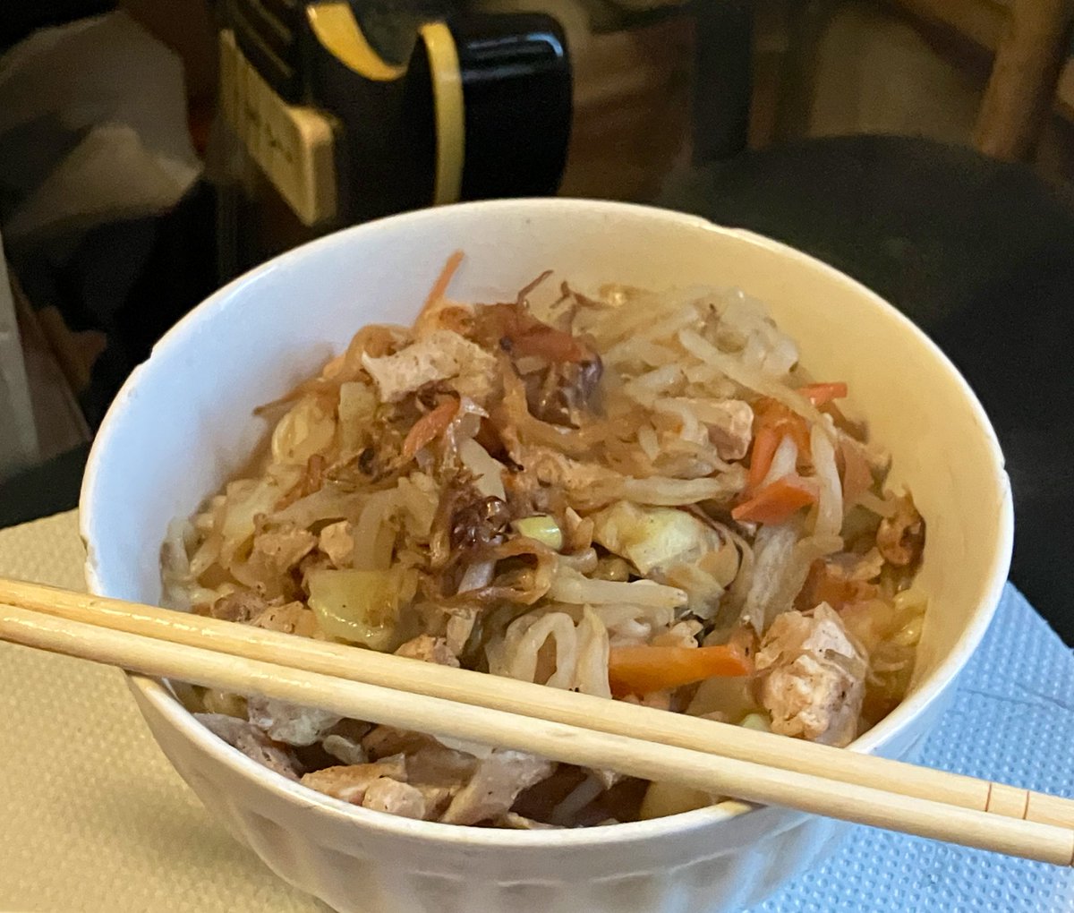 池袋での食事を逃して、家で貧相なラーメン作って食ってる。
もうしばらくしたら、また池袋へ。