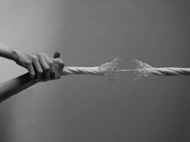گفتند :چگونه‌ای؟
گفت :چگونه باشد حال قومی که در دریا باشند و کشتی بشکند و هر یکی بر تخته‌یی بمانند؟
گفتند: «صعب باشد.»
گفت :حال من هم‌چنین است..