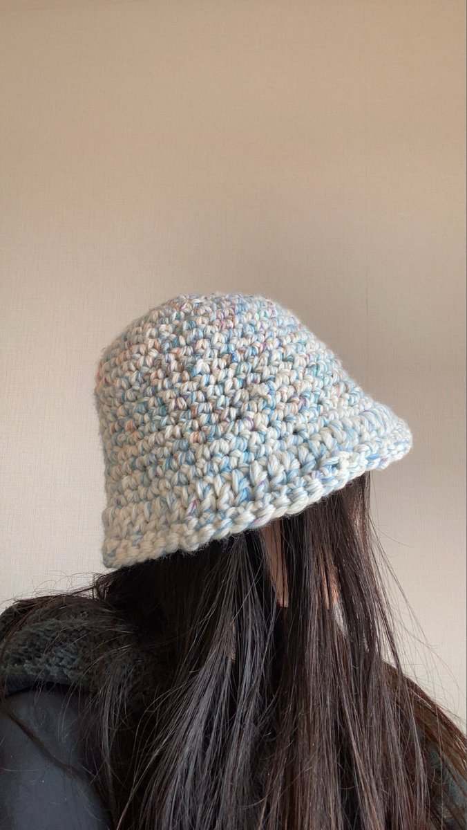 Annielovescode's tweet photo. ちょっと前にソファーきた！
仙台定住してから初めての冬で寒さに驚いて今はソファーが編み物工場となっている... https://t.co/hBVFL9uZnt
