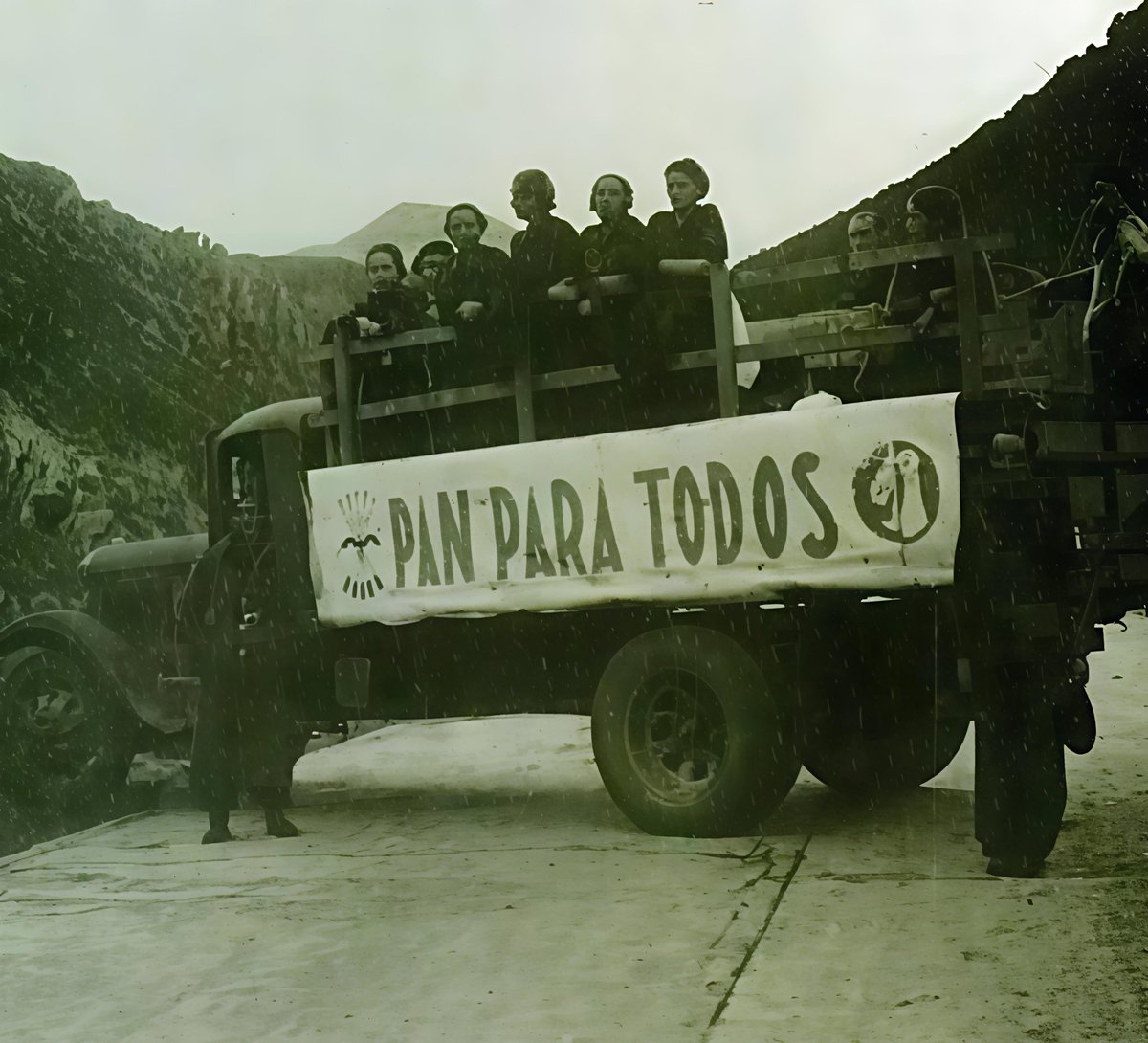 Grupo de Auxilio Social de la Falange repartiendo comida a sus compatriotas, a todos.