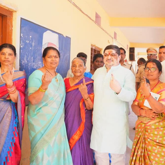 హుస్నాబాద్ నవ భారత్  హైస్కూల్ లో కుటుంబ సభ్యులతో కలిసి ఓటు హక్కు వినియోగించుకున్న మంత్రి పొన్నం ప్రభాకర్

#TelanganaMuncipalElections #Tolivelugu