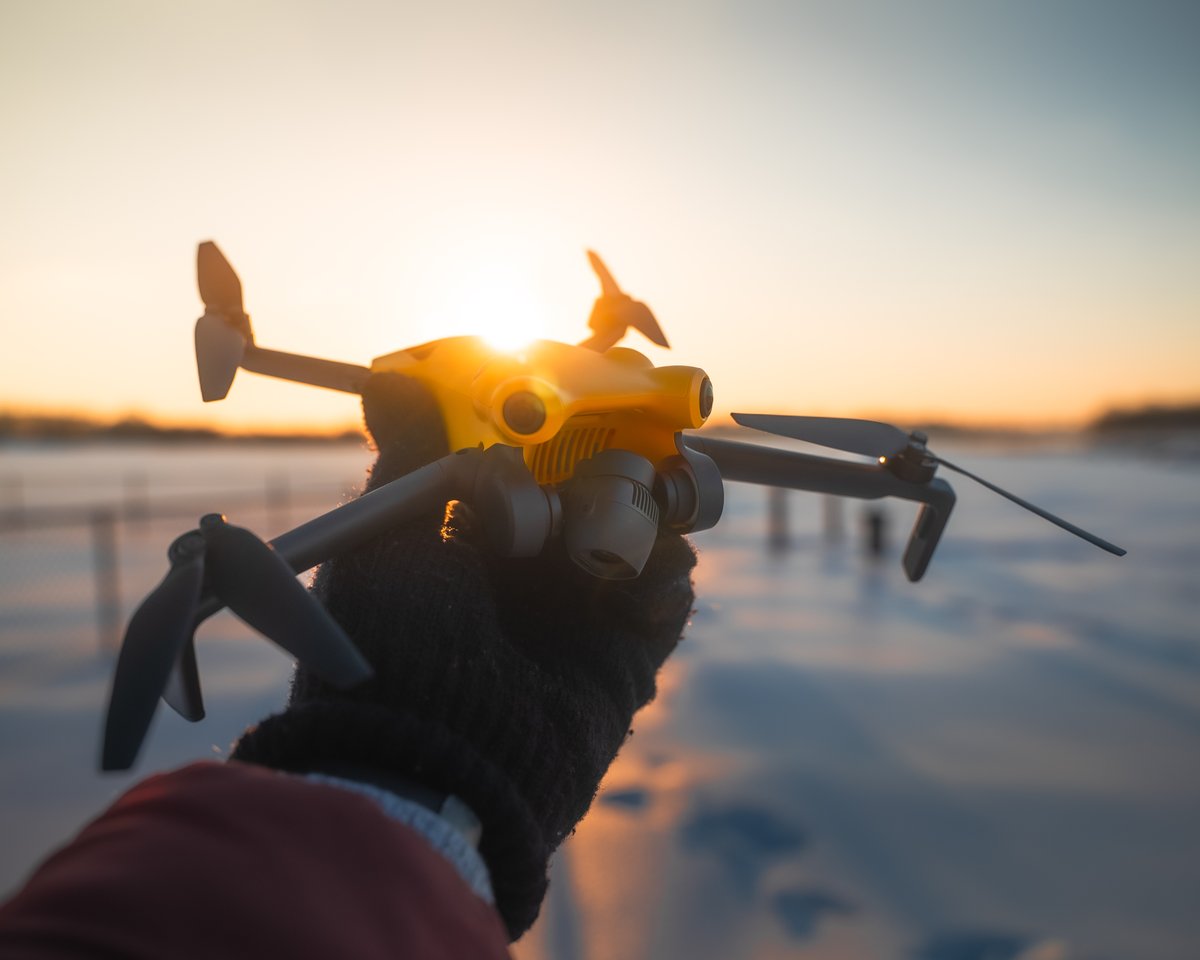 SKYROVERTECH's tweet photo. Golden hour meets winter silence. ❄️🌅
 Small drone. Big moments.
📷: lukee_fpv
Would you fly in the cold for a shot like this? 👀
 🔗 https://t.co/KTMzXbov8F
#SkyroverX1 #ExploreFreely #AdvancedDrone https://t.co/7gG7t5Aq3b