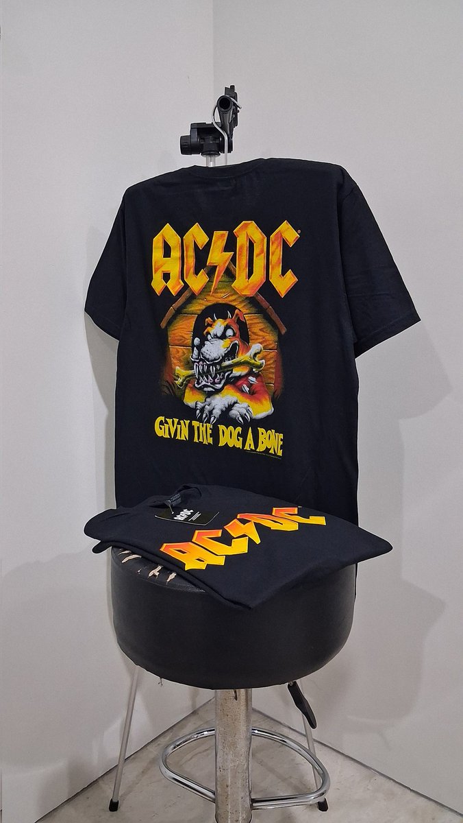 "Givin The Dog A Bone". Lagu ini merupakan trek ke-4 dari album klasik AC/DC tahun 1980, Back In Black, yang juga menjadi salah satu lagu pertama yang memperkenalkan Brian Johnson sebagai vokalis baru kala itu. 

#AcDc #GivintheDogaBone #OfficialMerch #RockstarCity #JajanRock